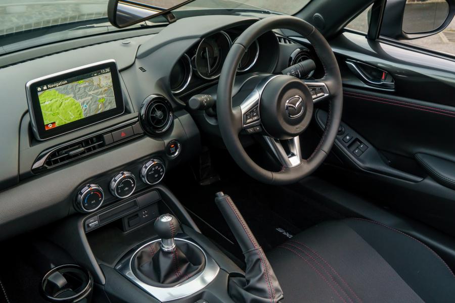 Интерьер Mazda MX-5 RF 2017 года  (UK) (фото 6 из 40)